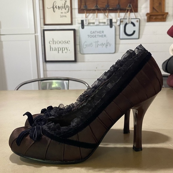 high heels, red, tulle trim, black bow on front - Picture 1 of 3